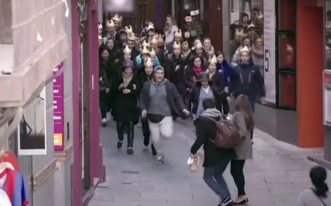 “街头被群追的顾客”-汉堡王街头广告互动体验。