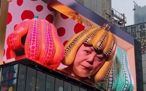 “怪婆婆”东京街头的3D广告大屏-路易威登